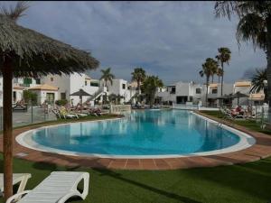 Bazén v ubytovaní Puerta del Sol Caleta Fuste (Fuerteventura) alebo v jeho blízkosti