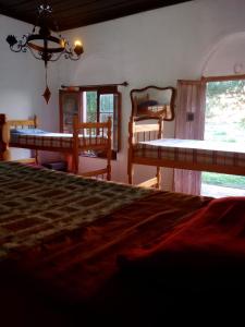 巴拉德瓦利扎斯的住宿－Valizas 1900，一间卧室设有两张床和两个窗户。