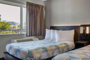 Postel nebo postele na pokoji v ubytování Motel 6-Carson City, NV + 37 fotografií