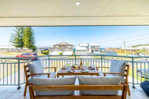 Bel Air, 8A Ocean Ave - pet friendly, water views and air con的阳台或露台