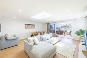 Bel Air, 8A Ocean Ave - pet friendly, water views and air con的休息区