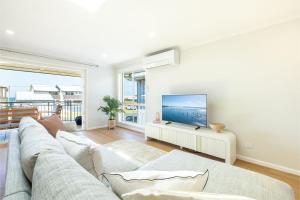 Bel Air, 8A Ocean Ave - pet friendly, water views and air con的电视和/或娱乐中心