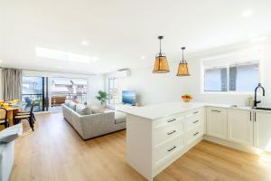 Bel Air, 8A Ocean Ave - pet friendly, water views and air con的厨房或小厨房