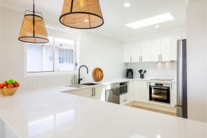 Bel Air, 8A Ocean Ave - pet friendly, water views and air con的厨房或小厨房