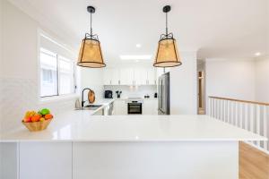 Bel Air, 8A Ocean Ave - pet friendly, water views and air con的厨房或小厨房