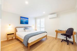 Bel Air, 8A Ocean Ave - pet friendly, water views and air con客房内的一张或多张床位