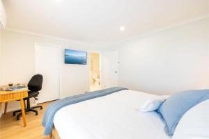 Bel Air, 8A Ocean Ave - pet friendly, water views and air con客房内的一张或多张床位