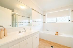 Bel Air, 8A Ocean Ave - pet friendly, water views and air con的一间浴室