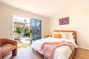 安娜湾Bel Air, 8A Ocean Ave - pet friendly, water views and air con的带床和滑动玻璃门的卧室