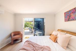 Bel Air, 8A Ocean Ave - pet friendly, water views and air con客房内的一张或多张床位