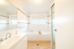 Bel Air, 8A Ocean Ave - pet friendly, water views and air con的一间浴室