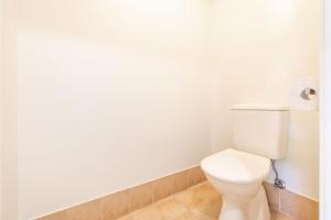 Bel Air, 8A Ocean Ave - pet friendly, water views and air con的一间浴室