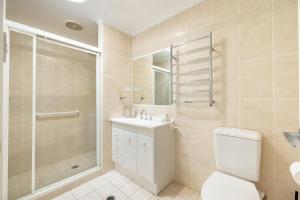 安娜湾Bel Air, 8A Ocean Ave - pet friendly, water views and air con的配有马桶、淋浴和水槽的浴室 更多34张照片