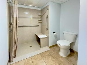 La salle de bains est pourvue d'une douche et de toilettes. dans l'établissement Motel 6-Dyersburg, TN, à Dyersburg
