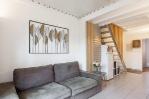 比亞里茨的住宿－Cosy duplex apartment with ocean view in Biarritz - Welkeys，带沙发和楼梯的客厅