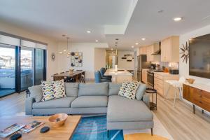 een woonkamer met een bank en een keuken bij Winter Park Condo with Hot Tub, Balcony and Shuttle! in Winter Park