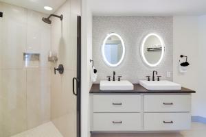 een badkamer met twee wastafels en een douche bij Winter Park Condo with Hot Tub, Balcony and Shuttle! in Winter Park +17 foto's