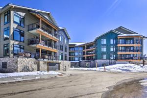 een appartementencomplex met een parkeerplaats ervoor bij Winter Park Condo with Hot Tub, Balcony and Shuttle! in Winter Park