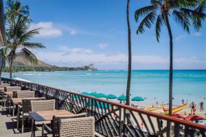 Blick auf den Strand vom Balkon eines Resorts in der Unterkunft OUTRIGGER Waikiki Beach Resort in Honolulu