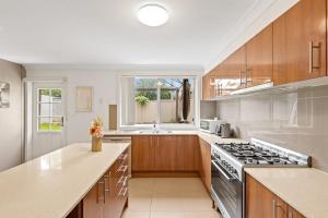 Majoituspaikan Cozy Double Room in Panania Guesthouse keittiö tai keittotila