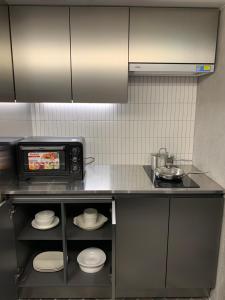 Kuchyň nebo kuchyňský kout v ubytování KOZAYO Hongdae Hostel