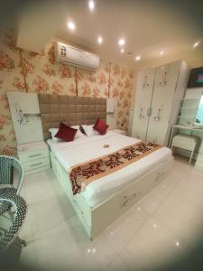 una camera con un grande letto e una sedia di فندق فيفاء a Fayfāʼ