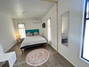 1 dormitorio con cama y espejo grande en Casa H2o de BEEHOUSE en Villa Alemana