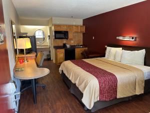 Habitación de hotel con cama y cocina en Red Roof Inn Parkersburg, en Parkersburg