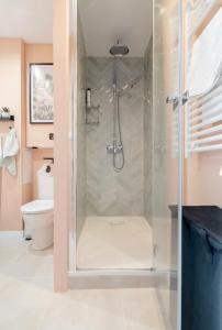 a bathroom with a shower and a toilet at Idéal couple - La Petite Oasis - 10min à pieds du centre ville & plage - 2km du Centre Juno Beach - 23min du Mémorial de Caen - wifi gratuit in Courseulles-sur-Mer