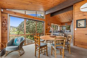 - une cuisine et une salle à manger avec une table et des chaises dans l'établissement Coastal Calm - Langs Beach Holiday Home, à Waipu