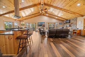 una cucina e un soggiorno con bar e sedie di 5 Star Family Cabinhot Tubpool Tableev Charger a Big Bear Lake