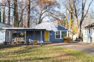 een blauw huis met een gele deur in een tuin bij FallsChurch, Tysons Corner, Dulles airport, DC in Falls Church