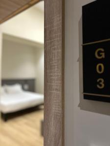 um quarto com uma cama e uma placa na parede em فندق هومي em Medina