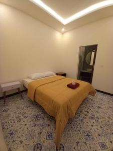 En eller flere senger på et rom på Rumah WJ rooms and suites