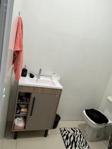 łazienka z umywalką i toaletą w obiekcie Casa com piscina em Imbé/Rs w mieście Imbé