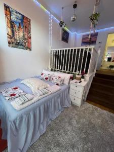 1 dormitorio con 1 cama y mesita de noche con luces en Luxury Triple Room en Londres