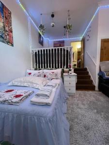 Un dormitorio con una cama con luces azules. en Luxury Triple Room, en Londres