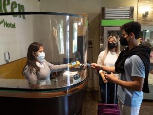 Hotel Queen في ليما: مجموعة من الناس تقف بجوار ماكينة الصراف الآلي