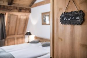 a sign that says desire no is hanging in a bedroom at Romantik Hôtel l'Etoile in Charmey