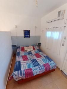 1 dormitorio con 1 cama en una habitación en Monoambiente Carlos Paz en Villa Carlos Paz