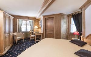 Postel nebo postele na pokoji v ubytování Romantik Hôtel l'Etoile