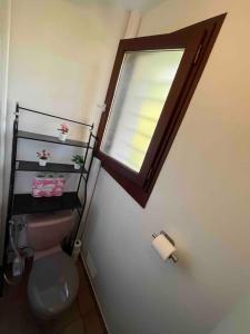 a bathroom with a pink toilet and a window at P1- Maison 2min metro PARIS-EXPO 3 chambres 3 lits in Châtillon