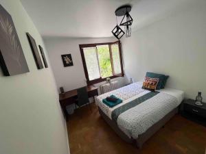 a bedroom with a bed and a window at P1- Maison 2min metro PARIS-EXPO 3 chambres 3 lits in Châtillon