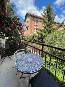 a table and chair on a balcony with a building at P1- Maison 2min metro PARIS-EXPO 3 chambres 3 lits in Châtillon
