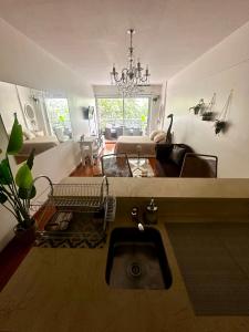 une cuisine avec un évier et un salon dans l'établissement Hermoso Monoambiente en Belgrano Buenos Aires, à Buenos Aires
