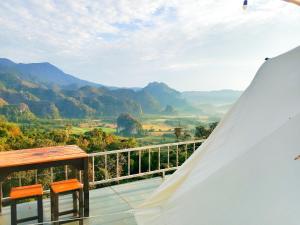 a room with a view of the mountains at ภูลังกาซีวิว in Ban Sakoen