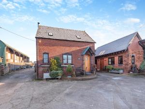 an old brick house with a driveway in front of it at The Corn House - Uk45530 in Buildwas