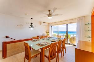 uma sala de jantar com mesa e cadeiras e o oceano em Amazing Caribbean Ocean view at Villas Marlin in Cancun em Cancún