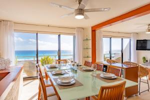 a dining room with a table and chairs and the ocean at Amazing Caribbean Ocean view at Villas Marlin in Cancun in Cancún