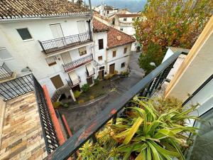 a view of an alley from an apartment balcony at Apartamento El Pilar in Güéjar-Sierra